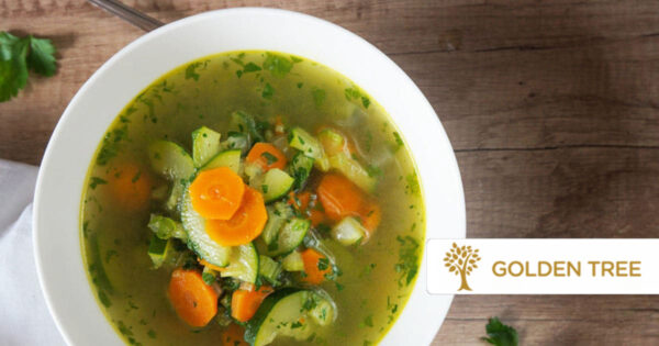 Tendre soupe aux légumes et herbes
